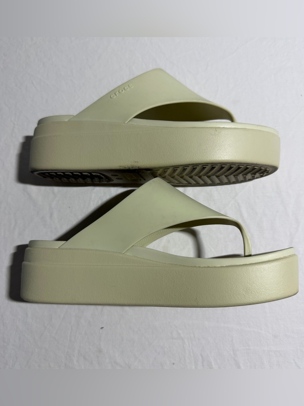Crocs Women's Brooklyn Slip-On Flip Sandals - Picture 4 of 10